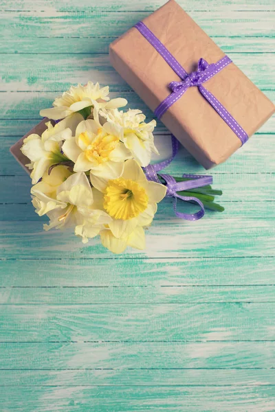 Ramo de flores de primavera y caja de regalo — Foto de Stock