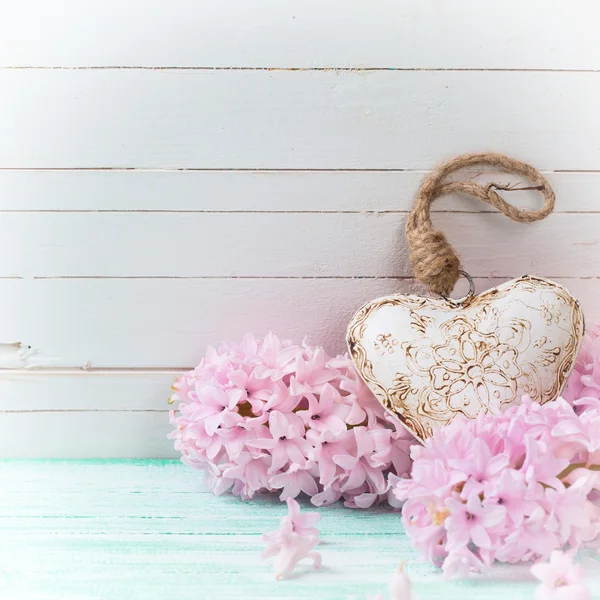 Ansichtkaart met bloemen hyacynths en hart — Stockfoto