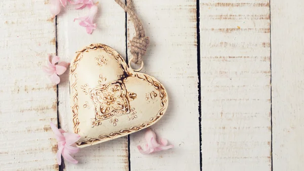Сердце на деревянном фоне — стоковое фото