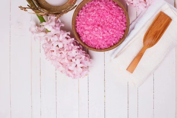 Ambiente de spa y bienestar sobre fondo de madera — Foto de Stock