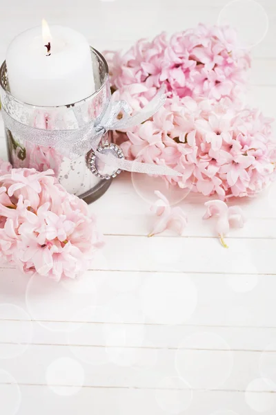 Cartolina con candela e giacinti di fiori — Foto Stock