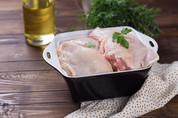 Carne crua de frango na mesa de madeira — Fotografia de Stock