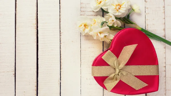 Caja de regalo festivo y flores —  Fotos de Stock