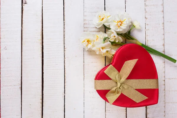 Pudełko na świąteczny prezent i kwiaty — Zdjęcie stockowe