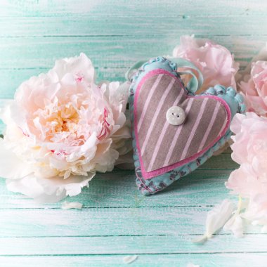 Dekoratif kalp ve peonies