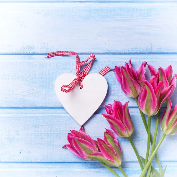 Tulpaner och vita dekorativa hjärta — Stockfoto