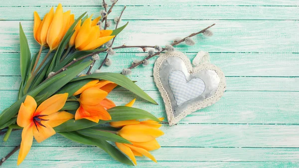 Tulipani, salice e cuore decorativo — Foto Stock