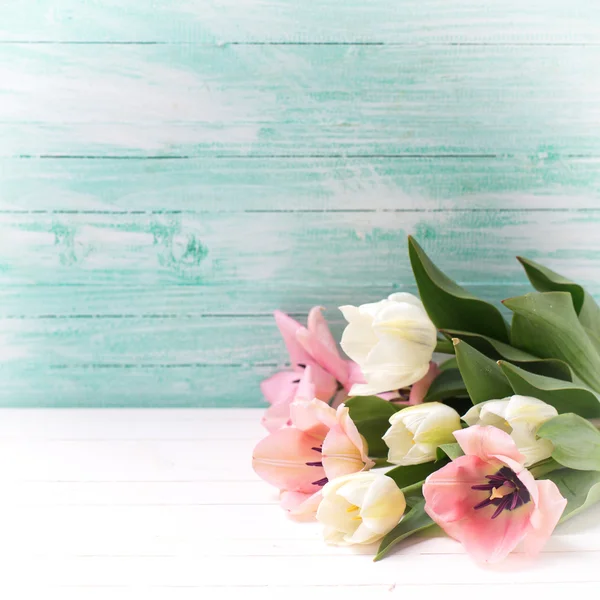 Čerstvý tulipány na dřevo — Stock fotografie