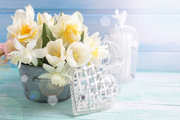 Ljusa vita påskliljor och tulpaner — Stockfoto
