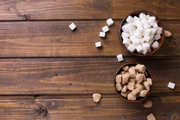 Beyaz ve kahverengi şeker küpleri — Stok fotoğraf