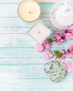 pembe çiçekler ve mumlar