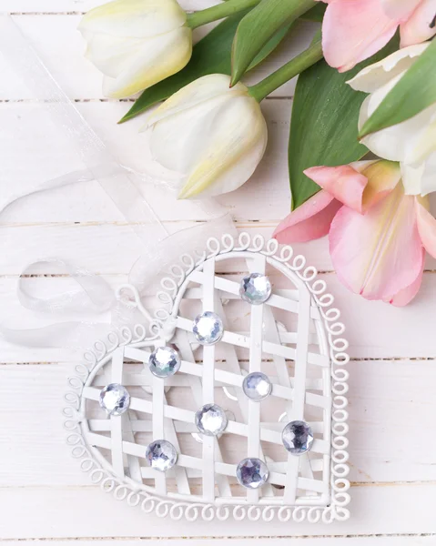 Flores e coração em branco — Fotografia de Stock