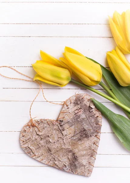 Tulipány a dekorativní srdce — Stock fotografie