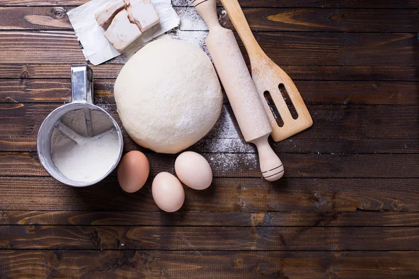 Dough and ingredients for it — Stock Photo, Image