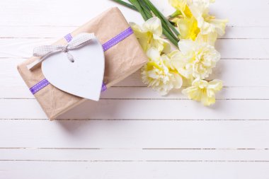 Hediye kutusu ve çiçekler.