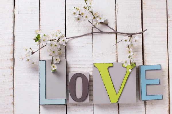 Parola amore e ramo fiorito — Foto Stock