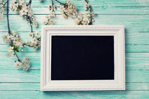 Blommande trädgrenar och blackboard — Stockfoto