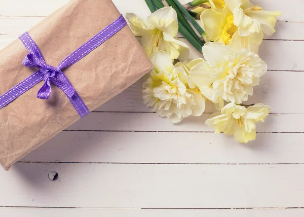 Box with present and spring flowers — Stock Photo, Image