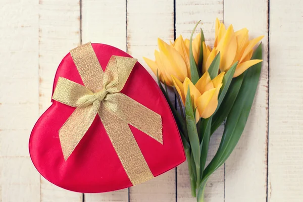 Bayram hediye kutusu ve çiçekler — Stok fotoğraf