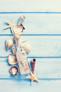 Deniz öğeleri ve şişe