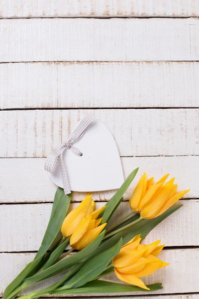 Tulipani gialli e cuore — Foto Stock