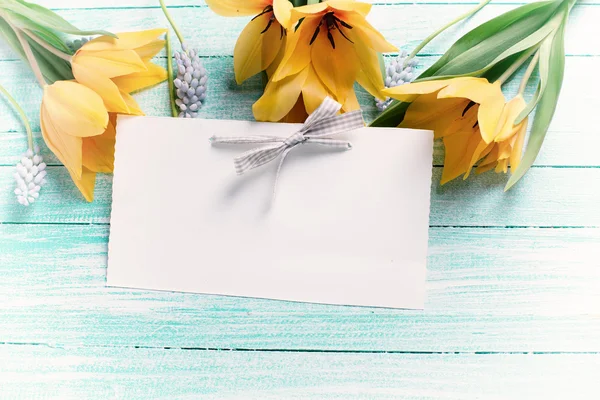 Flowers and empty tag — Stock Photo, Image