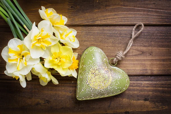 Čerstvý Narcis a srdce — Stock fotografie