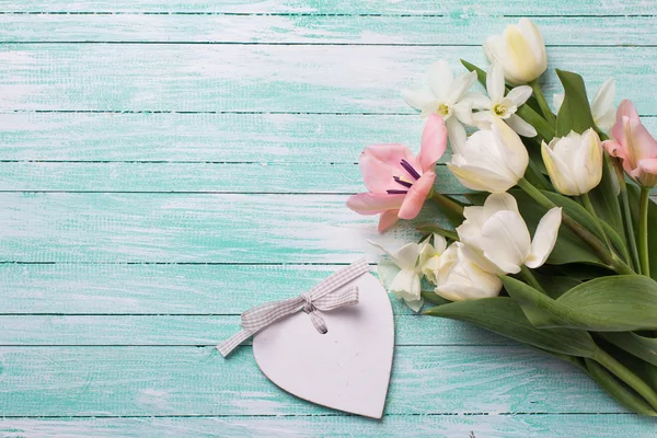 Taze çiçekler ve kalp etiketi — Stok fotoğraf