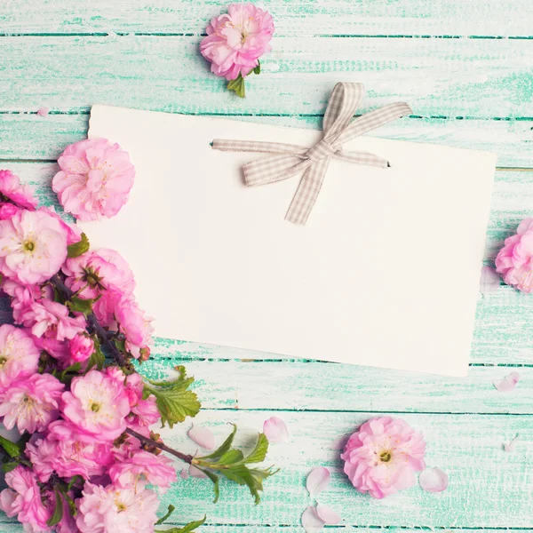 Καρτ ποστάλ με ροζ λουλούδια — Φωτογραφία Αρχείου