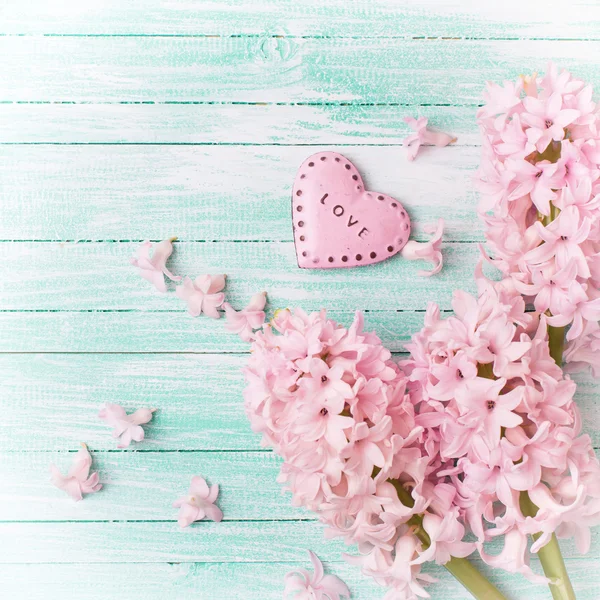 Hyacinths e coração decorativo — Fotografia de Stock