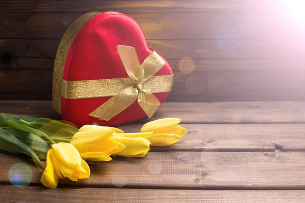 Caja de regalo y flores — Foto de Stock