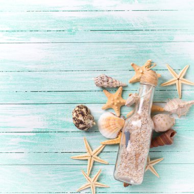 Deniz öğeleri ve şişe