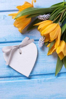 Kalp ve taze çiçekler