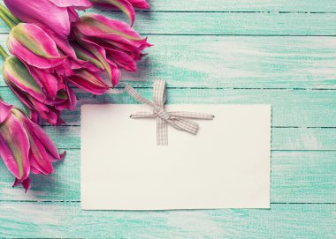 çiçekler ve boş etiket