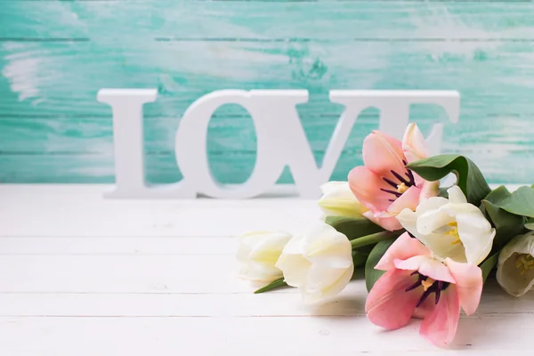 Tulpaner och ordet kärlek — Stockfoto