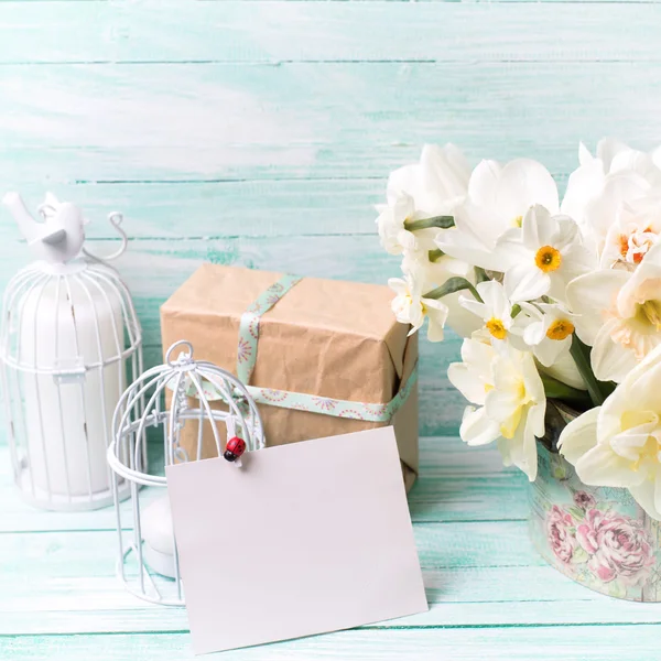 Květiny, svíčky, box s dárek — Stock fotografie