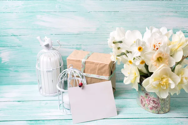Flores, velas, caja con regalo — Foto de Stock