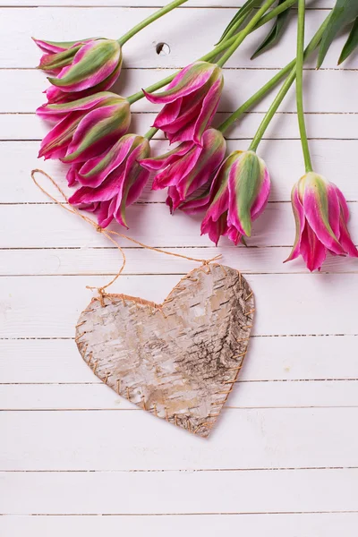Tulipani e cuore decorativo — Foto Stock