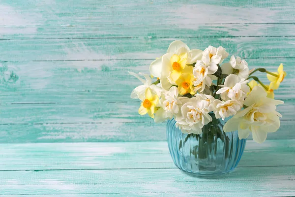 Påskliljor blommor i vas — Stockfoto