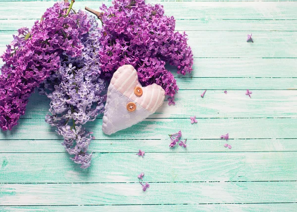 Blumen und dekoratives Herz — Stockfoto