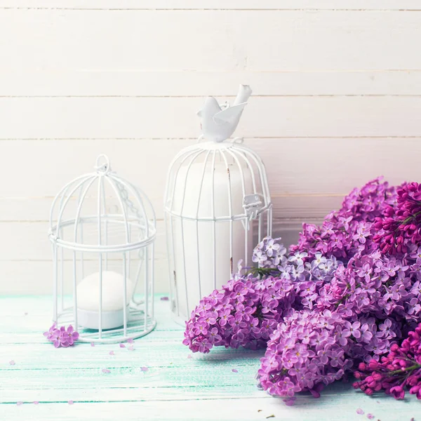 Fiori lilla e candele — Foto Stock