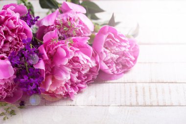 taze pembe peonies