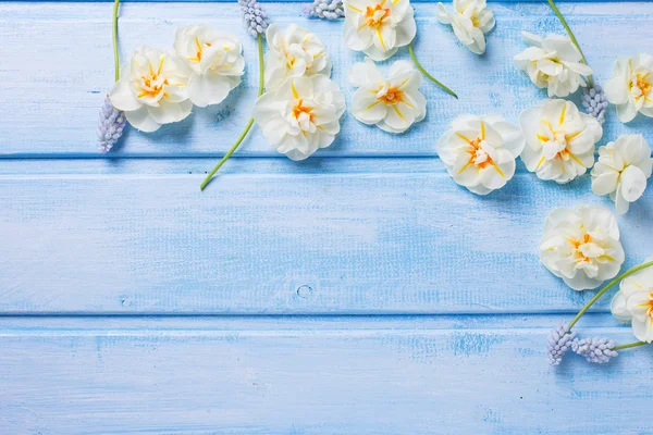 Spring  flowers on wood — Stock Photo, Image