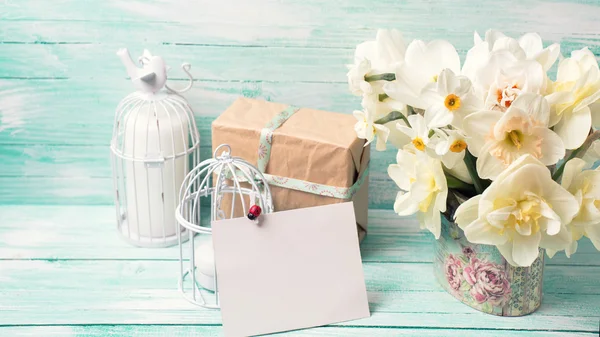 礼品盒和鲜花 — 图库照片