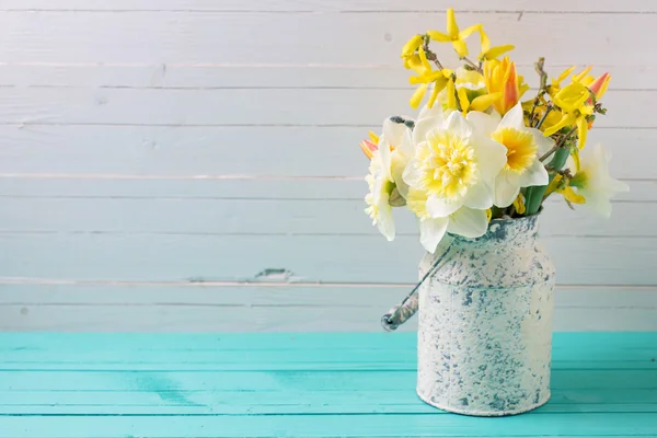 Fresh daffodils  on wood — Stock Photo, Image