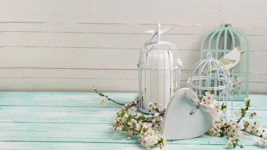 Kalp ve dekoratif kuş kafesleri