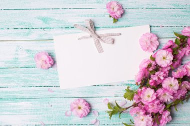 çiçekler ve boş etiket