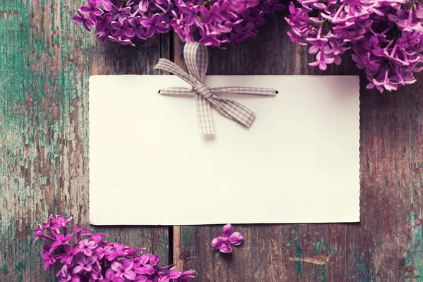Ansichtkaart met elegante lila bloemen — Stockfoto