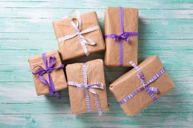 Hediye ile sarılmış kutuları