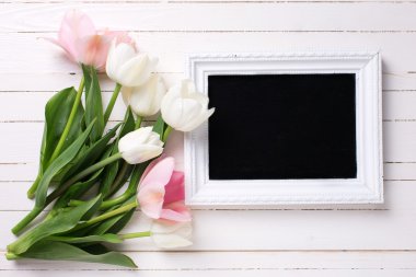 Lale ve boş yazı tahtası.